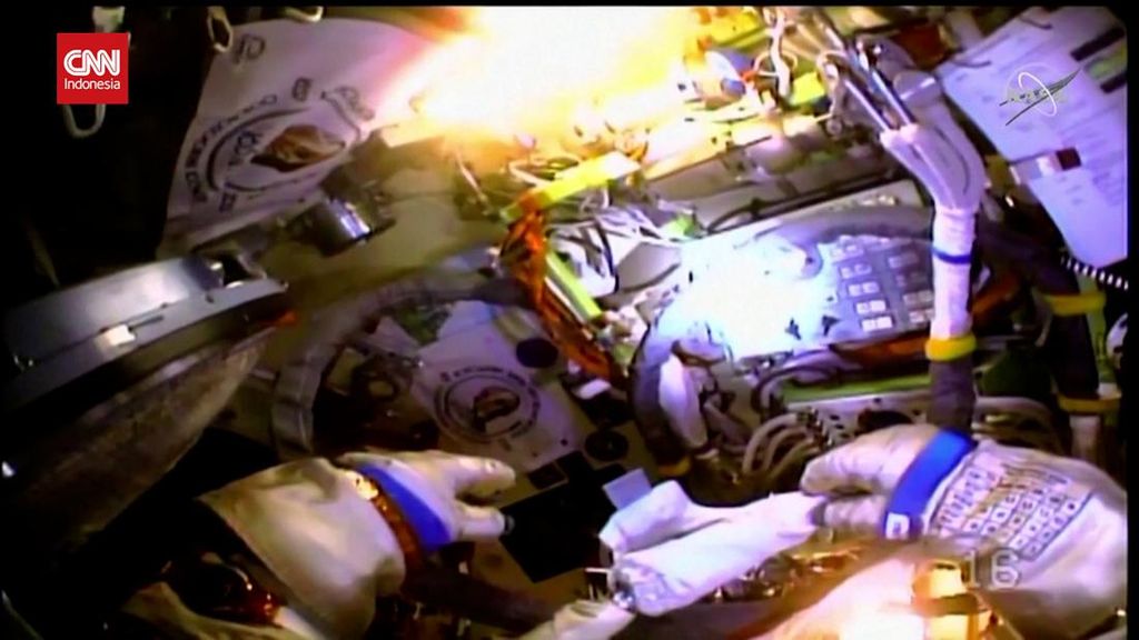 VIDEO: Kosmonaut Alami Rusak Pakaian saat Spacewalk, Selamatkah?